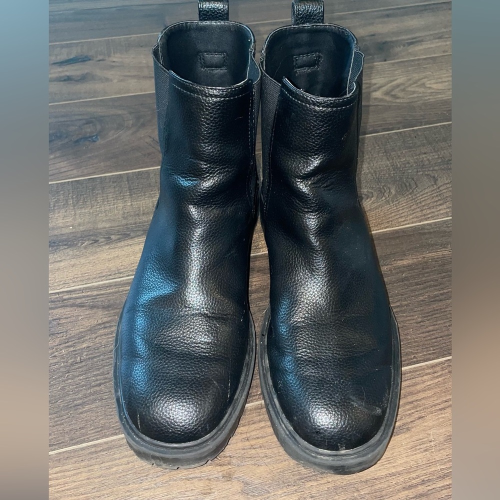 Kenneth Cole combat boots in size 7.5